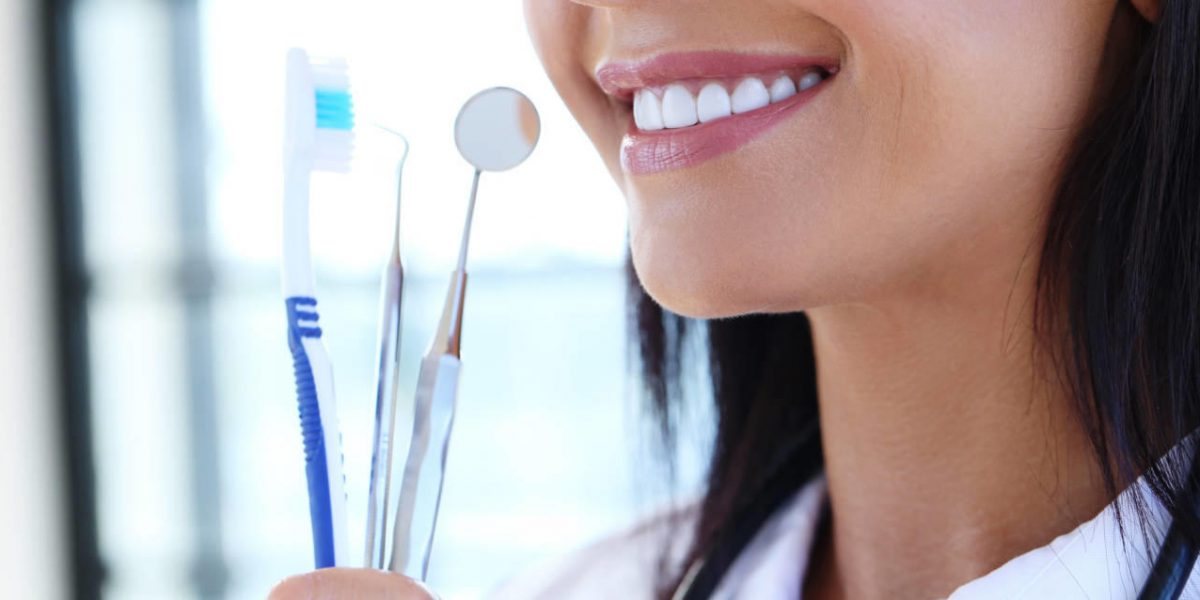Pulizia dei denti professionale: denti più bianchi, più belli, più sani.