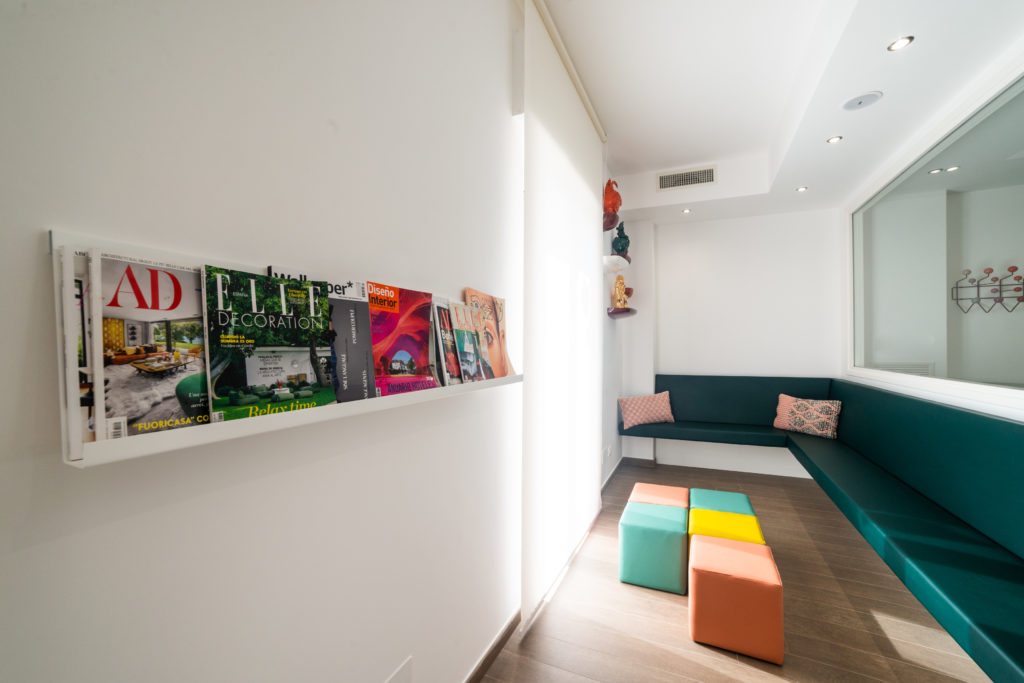 La sala d’attesa, con la panca su misura e le riviste a parete