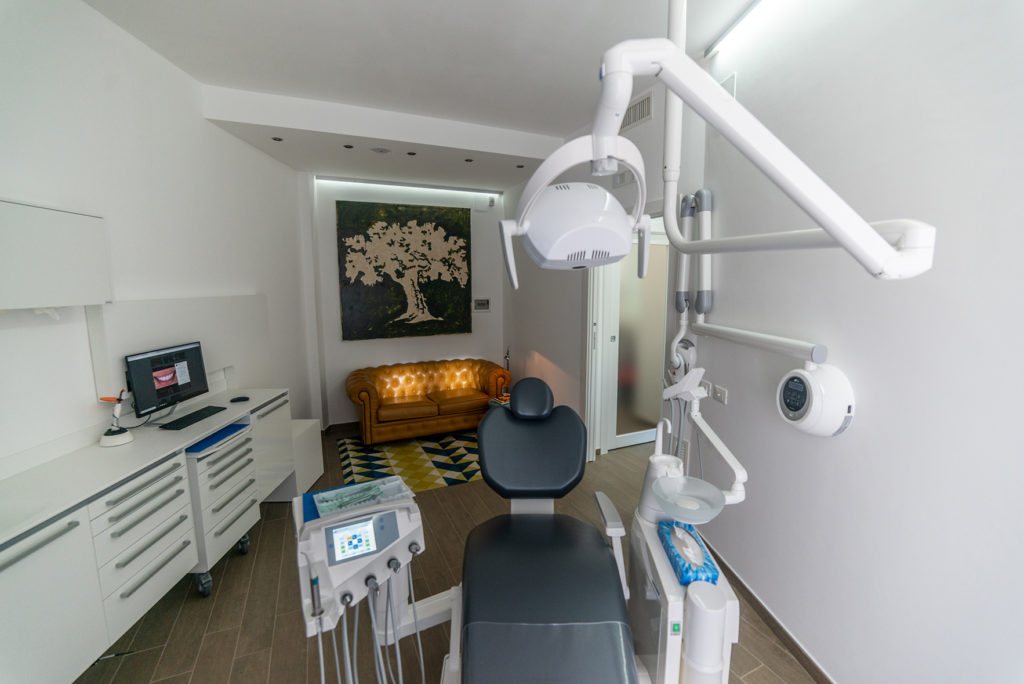 Una sala operativa: la poltrona, il monitor per guardare le immagini insieme al paziente e il divano per chi accompagna